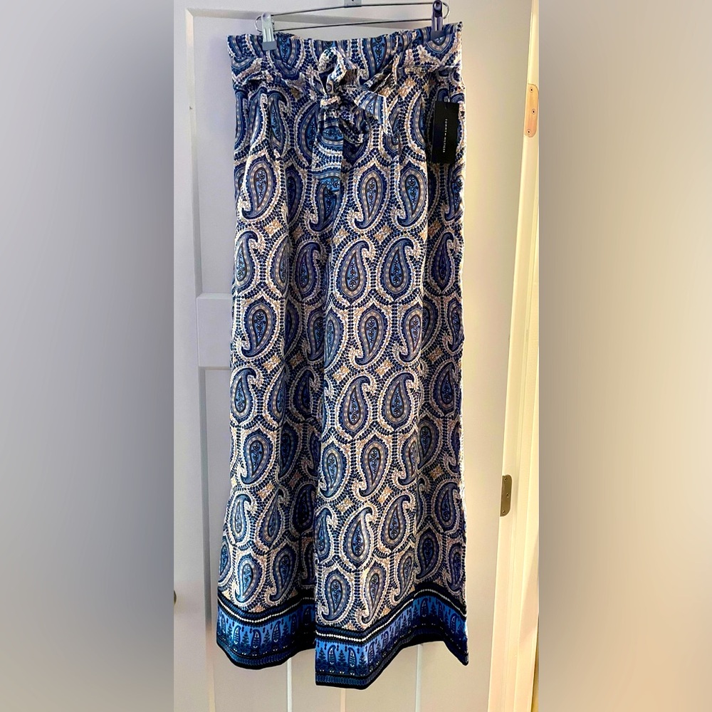 NEW💙 Tommy Hilfiger, Women’s Wide Leg Pants. Pretty Paisley Print! Size Medium.